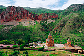 Das Noravank-Kloster und die roten Berge von Vayots Dzor, Armenien (Hayastan), Kaukasus, Zentralasien, Asien