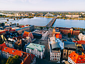 Drohnenansicht des Rathausplatzes und des Hauses der Schwarzen Köpfe, Altstadt von Riga (Vecriga), UNESCO-Welterbe, Riga, Lettland, Europa