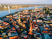 Drohnenaufnahme des Sonnenaufgangs der St. Peterskirche in der Altstadt von Riga (Vecriga), UNESCO-Weltkulturerbe, Riga, Lettland, Europa