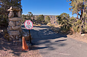 Schild, das besagt, dass Fahrräder ab diesem Punkt nicht mehr erlaubt sind, Hermits Rest, Grand Canyon, Arizona, Vereinigte Staaten von Amerika, Nordamerika