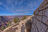 Das Sicherheitsgeländer an der Great Mohave Wall Overlook am Grand Canyon, Arizona, Vereinigte Staaten von Amerika, Nordamerika