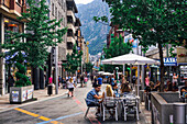 Gebäude mit Geschäften und Menschenmassen in der Hauptstadt, Andorra la Vella, Andorra, Pyrenäen, Europa