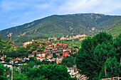 Hügelhäuser umgeben von grüner Vegetation in den Pyrenäen in der Hauptstadt, Andorra la Vella, Andorra, Europa