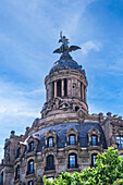 Außenansicht des Gebäudes Edifici de la Union y El Fenix Espanol mit Skulptur auf dem Dach, Barcelona, Katalonien, Spanien, Europa