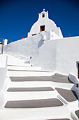 Weiß getünchte Kapelle auf der wunderschönen Insel Santorin, Kykladen, Griechische Inseln, Griechenland, Europa