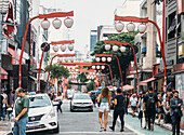 Blick auf die Hauptstraße im Viertel Liberdade, in dem ein großer Teil der japanischen Gemeinde Brasiliens lebt, Sao Paulo, Brasilien, Südamerika