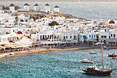 Uferpromenade und Windmühlen auf dem Hügel dahinter auf der schönen Insel Mykonos, Kykladen, Griechische Inseln, Griechenland, Europa