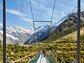 Drehbrücke und Bergblick auf dem Hooker Valley Trail im Aoraki (Mount Cook) National Park, UNESCO Weltkulturerbe, Südliche Alpen, Südinsel, Neuseeland, Pazifik