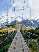 Schwingende Brücke auf dem Hooker Valley Track im Aoraki (Mount Cook) Nationalpark, UNESCO Weltkulturerbe, Südliche Alpen, Südinsel, Neuseeland, Pazifik