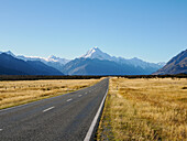 Blick auf Aoraki (Mount Cook) von der Straße aus, die in den Nationalpark führt, Südinsel, Neuseeland, Pazifik