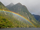 Regenbogen über dem Fjord des Doubtful Sound, Fiordland National Park, Te Wahipounamu, UNESCO Weltnaturerbe, Südinsel, Neuseeland, Pazifik