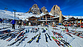 Restaurant unterhalb des Langkofels (Langkofel), Südtirol, Dolomiten, Italien, Europa