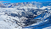 Verschneite Landschaft mit Wald und Bergen, Dolomiten, Italien, Europa