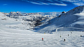 Skifahrer in verschneiter Landschaft, Dolomiten, Italien, Europa