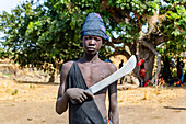 Junger Mundari-Junge hält eine Machete, Mundari-Stamm, Südsudan, Afrika