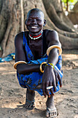 Hübsche Mundari-Frau mit Schönheitsnarben auf der Stirn, Mundari-Stamm, Südsudan, Afrika