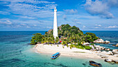 Luftaufnahme von Lengkuas (Old Indie Lighthouse Island), Insel Belitung vor der Küste von Sumatra, Indonesien, Südostasien, Asien