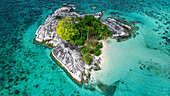 Luftaufnahme einer kleinen Insel vor der Küste der Insel Belitung vor der Küste von Sumatra, Indonesien, Südostasien, Asien