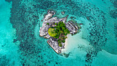 Luftaufnahme einer kleinen Insel vor der Küste der Insel Belitung vor der Küste von Sumatra, Indonesien, Südostasien, Asien