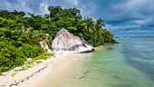 Luftaufnahme der Insel Kepayang, Insel Belitung vor der Küste von Sumatra, Indonesien, Südostasien, Asien