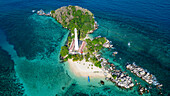 Luftaufnahme des Old Indie Leuchtturms, Lengkuas Insel, Belitung Insel vor der Küste von Sumatra, Indonesien, Südostasien, Asien