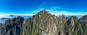 Luftaufnahme des taoistischen Bergs Sanqing, UNESCO-Weltkulturerbe, Jiangxi, China, Asien