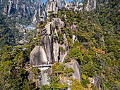 Luftaufnahme des taoistischen Bergs Sanqing, UNESCO-Weltkulturerbe, Jiangxi, China, Asien