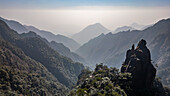 Luftaufnahme des taoistischen Bergs Sanqing, UNESCO-Weltkulturerbe, Jiangxi, China, Asien