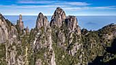 Luftaufnahme des taoistischen Bergs Sanqing, UNESCO-Weltkulturerbe, Jiangxi, China, Asien