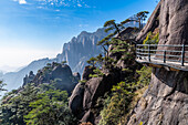 In den Granit gehauener Weg, Der taoistische Sanqing-Berg, UNESCO-Weltkulturerbe, Jiangxi, China, Asien