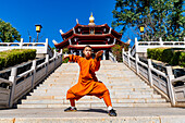 Mönch demonstriert Kung Fu, Shaolin-Tempel, Quanzhou, UNESCO-Weltkulturerbe, Fujian, China, Asien