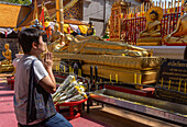 Besucher beten im Wat Suthep (Wat Phra That Doi Suthep), historischer buddhistischer Tempel, im Wald oberhalb von Chiang Mai, Thailand, Südostasien, Asien