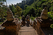 Besucher des buddhistischen Tempels Wat Pha Lat in den Hügeln über Chiang Mai, Thailand, Südostasien, Asien