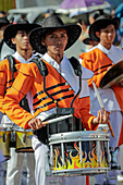 Trommler marschieren bei der jährlichen Tomohon International Flower Festival Parade, Tomohon, Nordsulawesi, Sulawesi, Indonesien, Südostasien, Asien