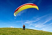 Gleitschirmflieger beim Start am Mount Caburn, nahe Lewes, East Sussex, England, Vereinigtes Königreich, Europa