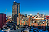 Blick auf die Skyline der Stadt vom Tony Wilson Place, Manchester, Lancashire, England, Vereinigtes Königreich, Europa