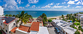 Erhöhter Blick auf Strand und Meer in Puerto Morelos, Karibikküste, Halbinsel Yucatan, Riviera Maya, Mexiko, Nordamerika