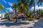 Blick auf bunte Bar in Puerto Morelos, Karibikküste, Halbinsel Yucatan, Riviera Maya, Mexiko, Nordamerika