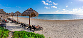 Blick auf eine Frau, die am Strand von Puerto Morelos, Karibikküste, Yucatan-Halbinsel, Riviera Maya, Mexiko, Nordamerika, ein Buch liest