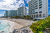 Blick auf Hotels und Strand, Hotel Zone, Cancun, Karibikküste, Halbinsel Yucatan, Riviera Maya, Mexiko, Nordamerika