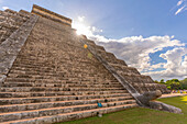 View of El Castillo (The Pyramid of Kukulkan), Mayan Ruin, Chichen Itza, UNESCO World Heritage Site, Yucatan State, Yucatan Peninsula, Mexico, North America