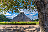 View of El Castillo (The Pyramid of Kukulkan), Mayan Ruin, Chichen Itza, UNESCO World Heritage Site, Yucatan State, Yucatan Peninsula, Mexico, North America