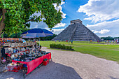 Blick auf El Castillo (Die Pyramide des Kukulkan), Maya-Ruine, Chichen Itza, UNESCO-Weltkulturerbe, Bundesstaat Yucatan, Yucatan-Halbinsel, Mexiko, Nordamerika