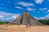 Blick auf El Castillo (Die Pyramide des Kukulkan), Maya-Ruine, Chichen Itza, UNESCO-Weltkulturerbe, Bundesstaat Yucatan, Yucatan-Halbinsel, Mexiko, Nordamerika