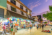 Blick auf die belebte 5th Avenue in der Abenddämmerung, Playa del Carmen, Quintana Roo, Karibikküste, Halbinsel Yucatán, Riviera Maya, Mexiko, Nordamerika