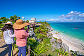 Blick auf Touristen und Maya-Tempelruinen mit Blick aufs Meer, Tulum, Quintana Roo, Karibikküste, Halbinsel Yucatan, Riviera Maya, Mexiko, Nordamerika