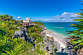 Blick auf Maya-Tempelruinen mit Blick auf das Meer, Tulum, Quintana Roo, Karibikküste, Halbinsel Yucatan, Riviera Maya, Mexiko, Nordamerika