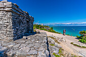 Blick auf Maya-Tempelruinen mit Blick auf das Meer, Tulum, Quintana Roo, Karibikküste, Halbinsel Yucatan, Riviera Maya, Mexiko, Nordamerika