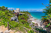 Blick auf Maya-Tempelruinen mit Blick auf das Meer, Tulum, Quintana Roo, Karibikküste, Halbinsel Yucatan, Riviera Maya, Mexiko, Nordamerika