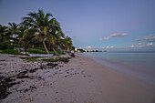 Blick auf ein rustikales Kanuboot am Strand bei Sonnenuntergang in der Nähe von Puerto Morelos, Quintana Roo, Karibikküste, Halbinsel Yucatan, Riviera Maya, Mexiko, Nordamerika